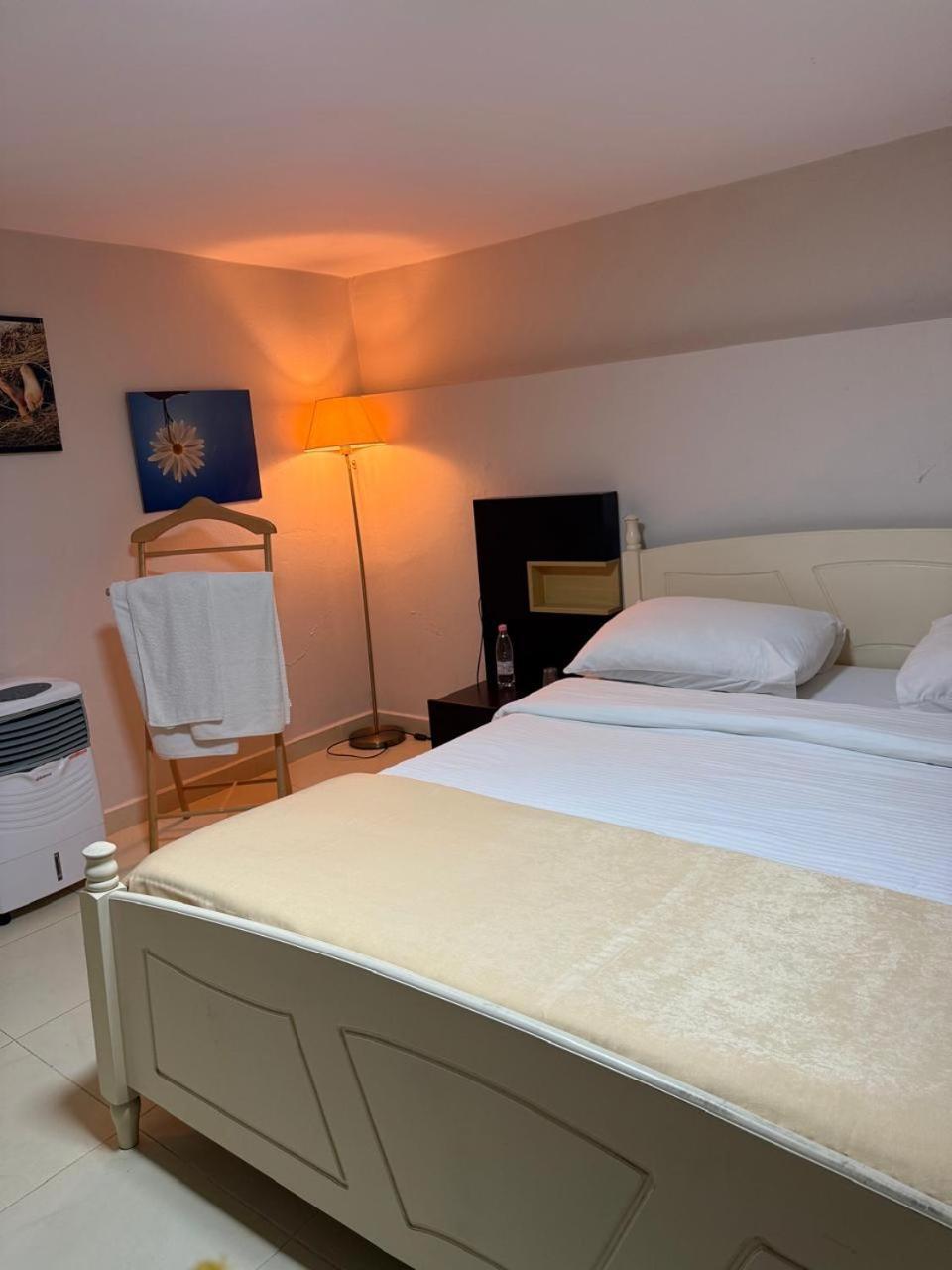 Hotelvila 22 Tirana Esterno foto